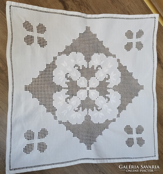 GYÖNYÖRŰ ÚJ ÁLLAPOTÚ FEHÉR ÁTTÖRT  AZSÚR MINTÁS HÍMZETT SZÖVÖTT TERÍTŐ/ASZTALKÖZÉP