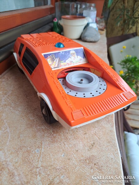 PIKO Kybernet játékautó.