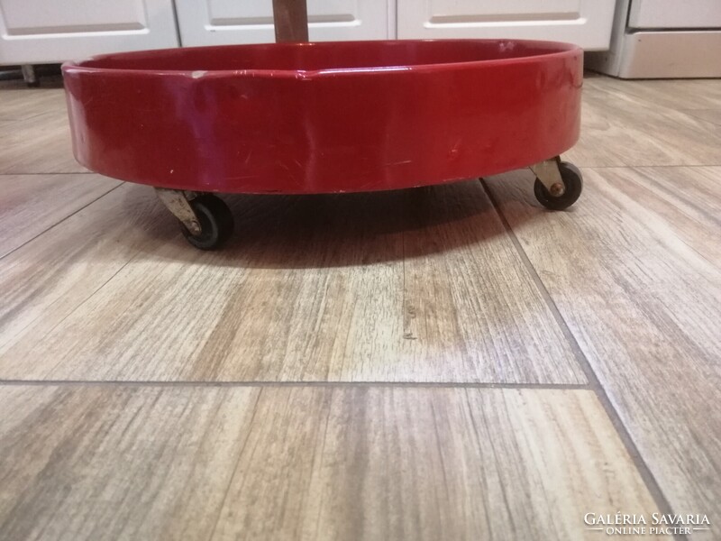 Vintage piros bárkocsi kerekeken, olasz dizájn, űrkorszaki  1970-s évek