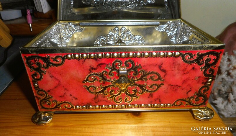 Antik fémdoboz persely (festett, dombornyomott)