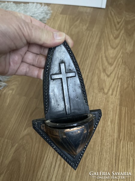 Masszív fém szenteltvíztartó üveg betéttel, jelzett.