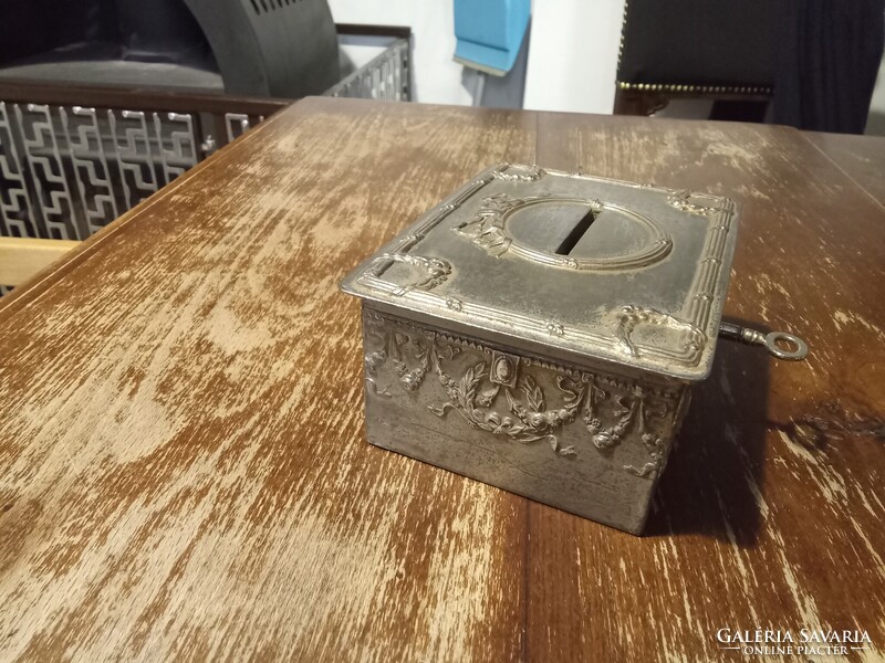 Régi fém ládika, persely