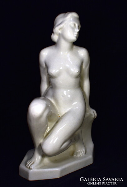 XX. sz. első fele magyar szobrász : PADON ÜLŐ AKT