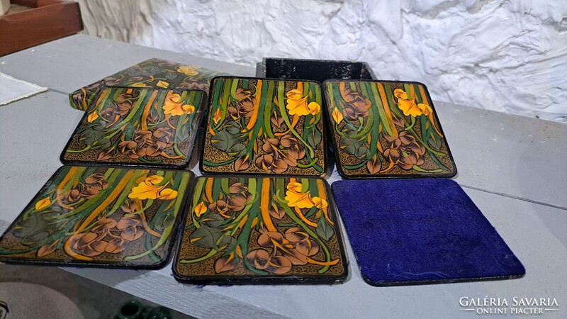 Vintage poháralátét készlet dobozban, fa, lakkozott írisz mintás, alja bársony, 6+1 db