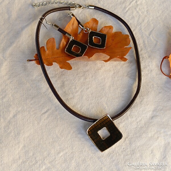 Tűzzománc nyaklánc és fülbevaló szett bőrrel kombinálva