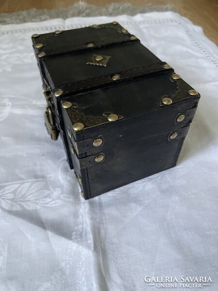 Számzáras ékszeres fa doboz fém szegecsekkel díszekkel masszív darab.