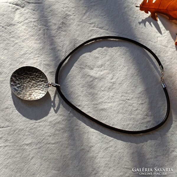 Ezüstözött spirál nagyméretű medál, új bőr 0,4 cm-es zsinóron orvosi fém kapoccsal