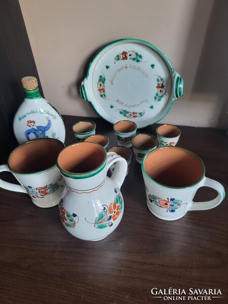 Kézzel festett magyar pálinkás és vendégváró készlet – kulacs, 6 kupica, tálca, kancsó és 2 bögre