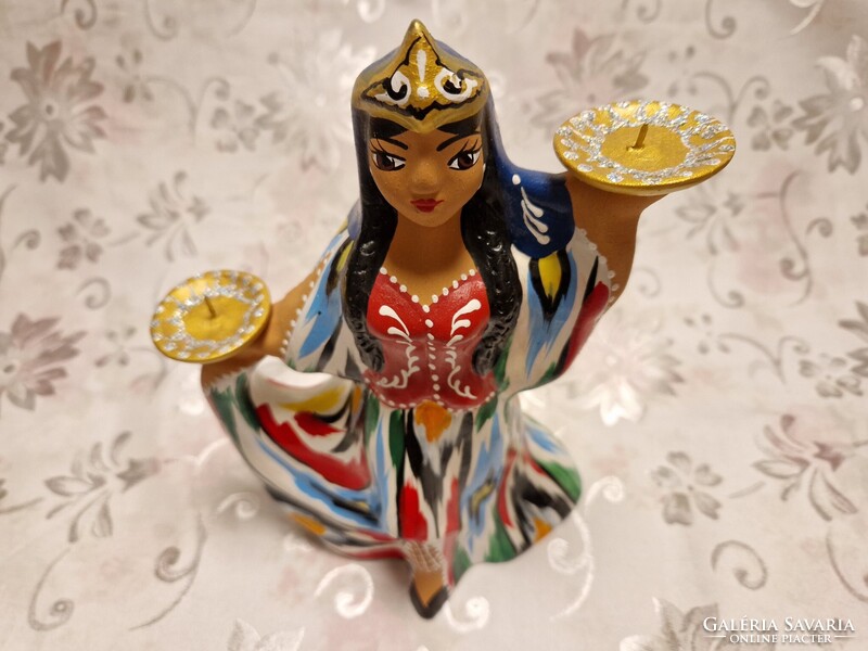 Üzbegisztáni népviseletes szépség kerámia gyertyatartó 24 cm