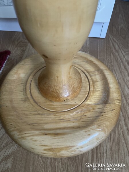 Faragott fa nagy posztamens szobor, vagy virágtartó masszív darab.