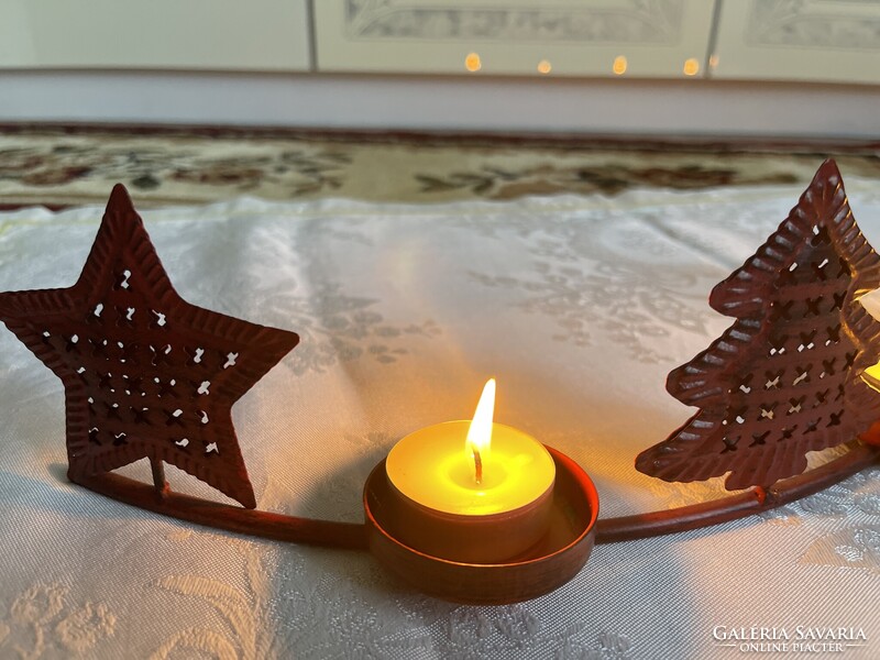 Nagyon szép nagy masszív piros fém gyertyatartó.