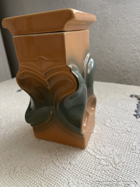 Fajansz fűszertartó nagy különleges forma.