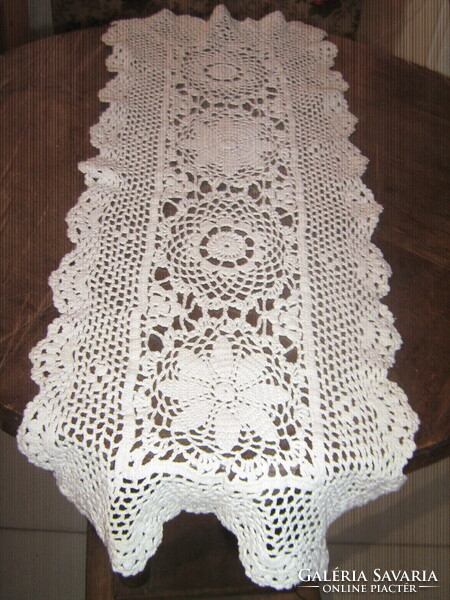Gyönyörű horgolt antik fehér csipke terítő