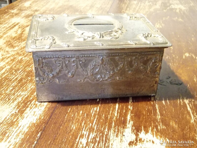 Régi fém ládika, persely