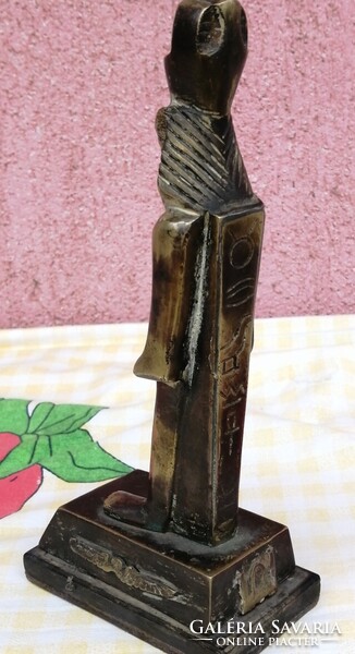 Ramszesz. Egyiptomi fáraó bronz szobra hieroglifákkal díszítve
