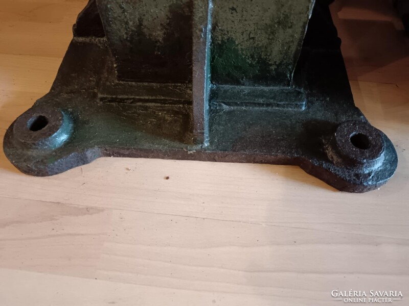 Iparis stílusú posztamens, antik vas alapzat, talán valamilyen gépláb, vagy kandeláber láb, zöldes