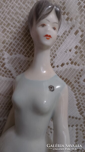 Kézzel festett hollóházi nő