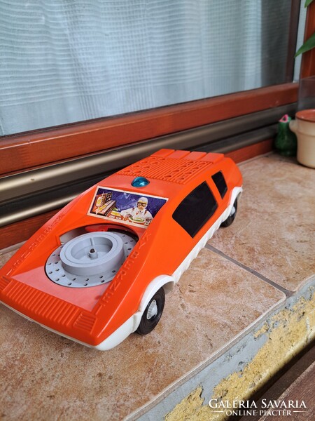 PIKO Kybernet játékautó.