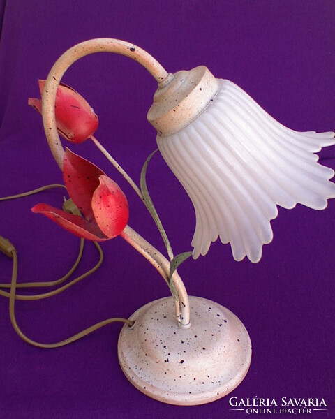 Tulipános romantikus asztali lámpa szirom alakú lámpaburával