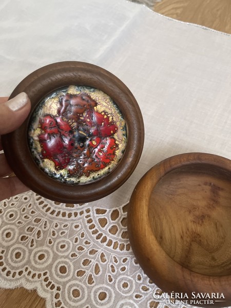 Régi különleges  fa doboz jelzett, tűzzománc képpel a tetején.