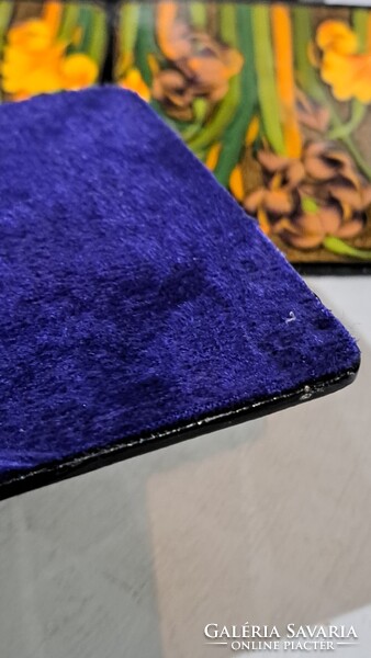 Vintage poháralátét készlet dobozban, fa, lakkozott írisz mintás, alja bársony, 6+1 db