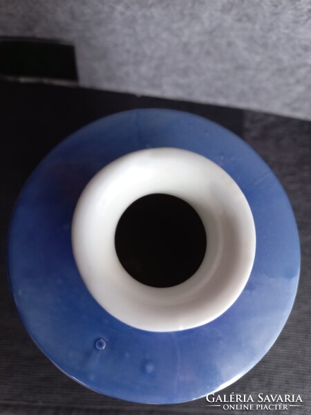 Retró Zsolnay kék KISZ porcelán váza, 20 cm magas