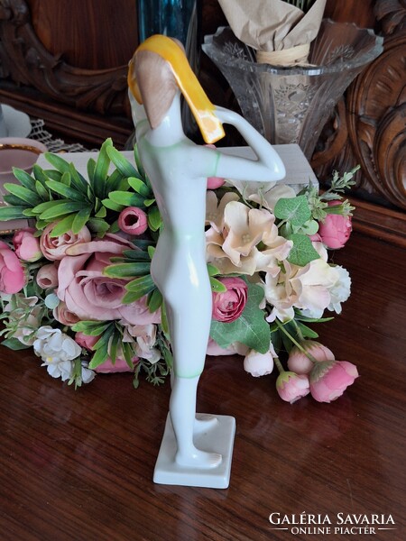 KIÁRUSÍTÁS!  Hollóházi ritka kendős nő