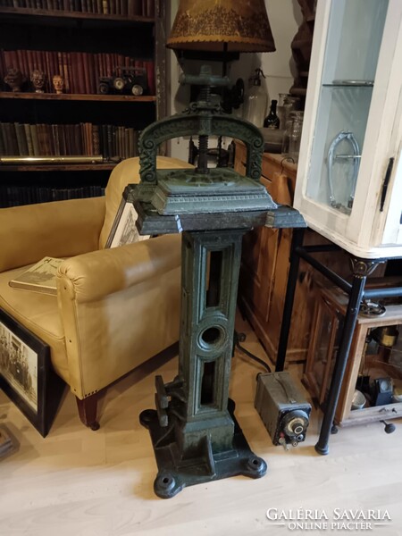 Iparis stílusú posztamens, antik vas alapzat, talán valamilyen gépláb, vagy kandeláber láb, zöldes