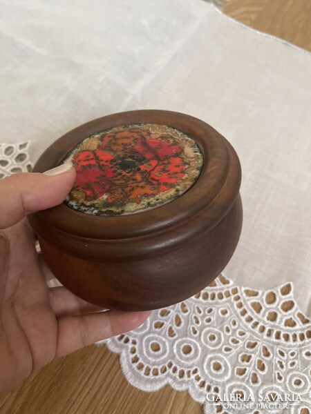 Régi különleges  fa doboz jelzett, tűzzománc képpel a tetején.