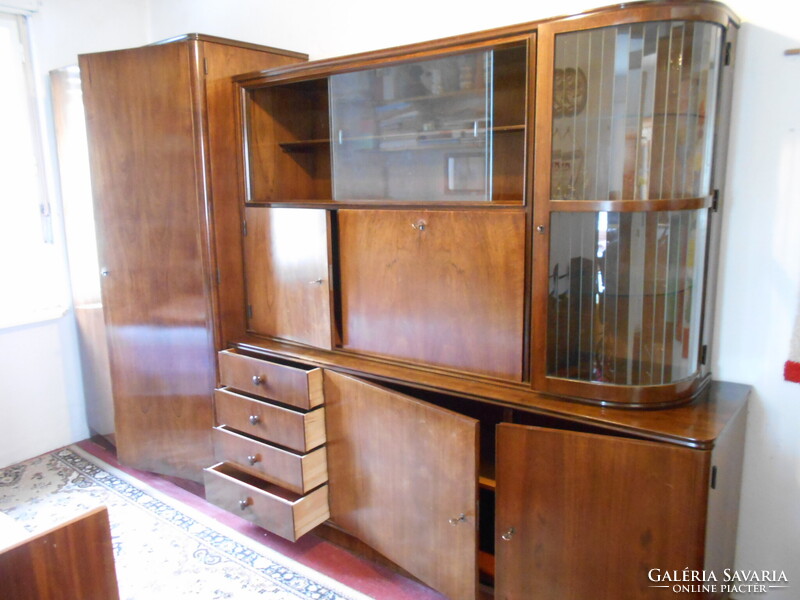 Retro Vitrines szekrény akasztós résszel