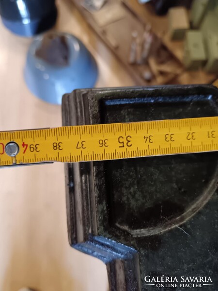 Iparis stílusú posztamens, antik vas alapzat, talán valamilyen gépláb, vagy kandeláber láb, zöldes