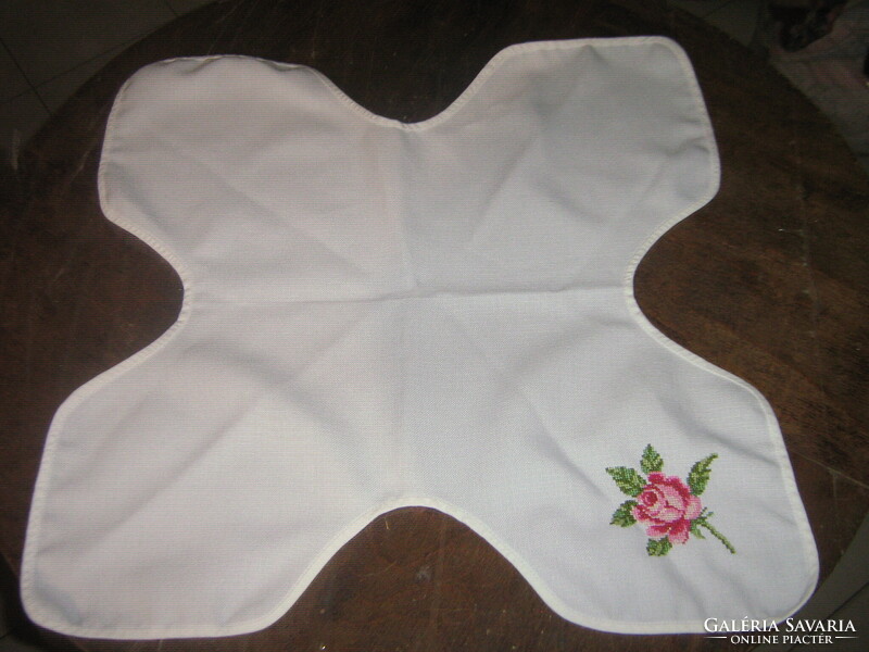 Aranyos keresztszemmel hímzett rózsás terítő