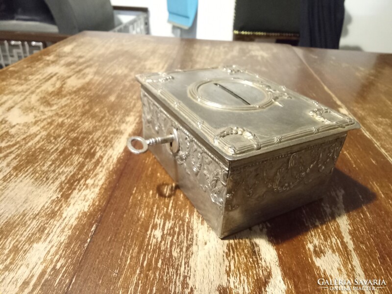 Régi fém ládika, persely