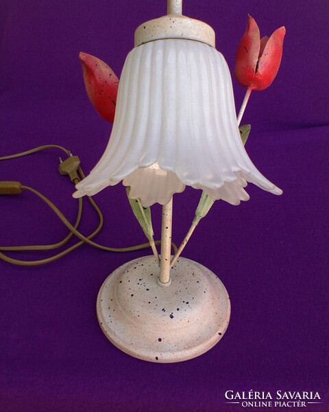 Tulipános romantikus asztali lámpa szirom alakú lámpaburával