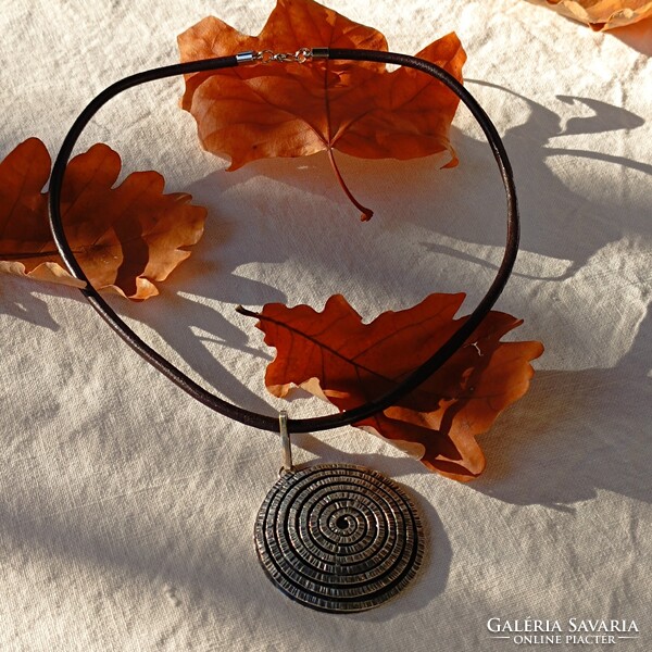 Ezüstözött spirál nagyméretű medál, új bőr 0,4 cm-es zsinóron orvosi fém kapoccsal