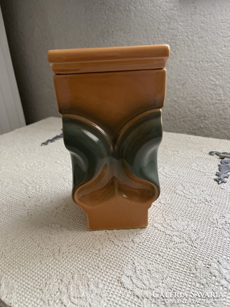 Fajansz fűszertartó nagy különleges forma.