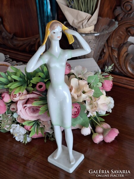 KIÁRUSÍTÁS!  Hollóházi ritka kendős nő