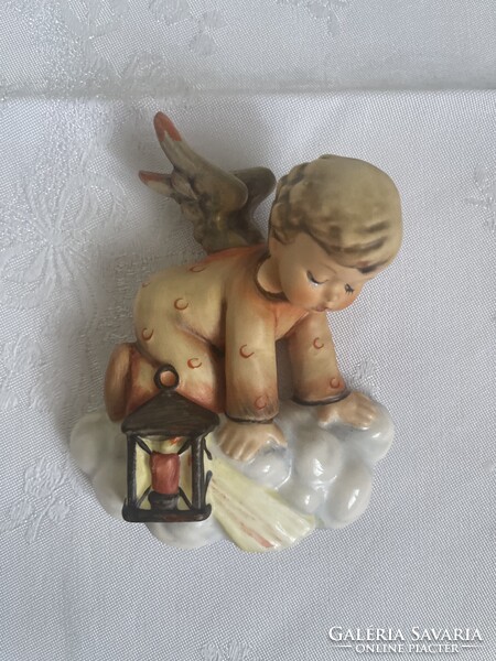 Tündéri falra akasztós Hummel angyal szép élénk színekkel.