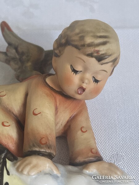 Tündéri falra akasztós Hummel angyal szép élénk színekkel.
