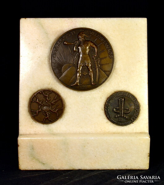 Berán Lajos (1882-1943) ORSZÁGOS TESTNEVELÉSI TANÁCS ÉS MÁSIK 2 ÉREMMEL ... MÁRVÁNY ASZTALDÍSZ