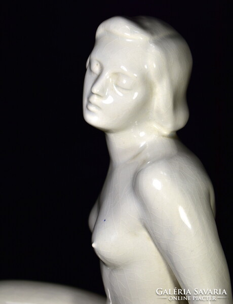 XX. sz. első fele magyar szobrász : PADON ÜLŐ AKT