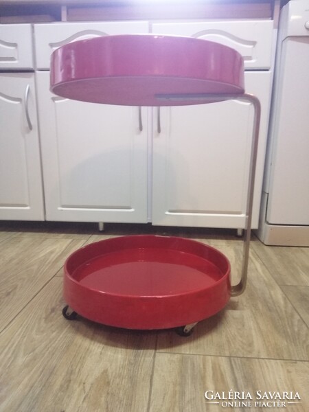 Vintage piros bárkocsi kerekeken, olasz dizájn, űrkorszaki  1970-s évek