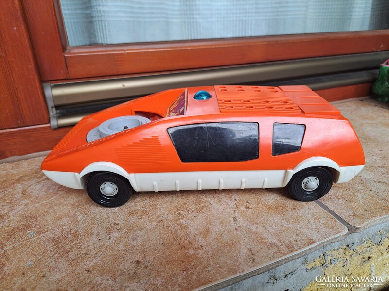 PIKO Kybernet játékautó.