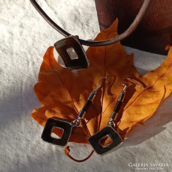 Tűzzománc nyaklánc és fülbevaló szett bőrrel kombinálva