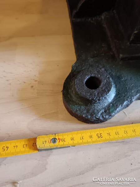 Iparis stílusú posztamens, antik vas alapzat, talán valamilyen gépláb, vagy kandeláber láb, zöldes