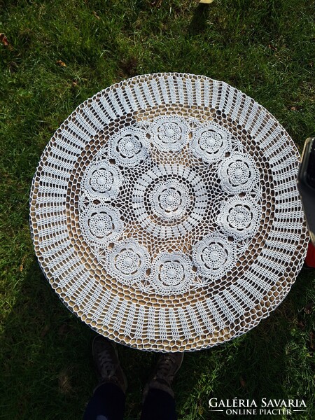 Horgolt , kerek csipke terítő, háromsoros rózsa mintával