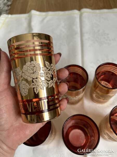 6 db nagyon szép dúsan aranyozott domború rózsákkal üveg pohár boros.