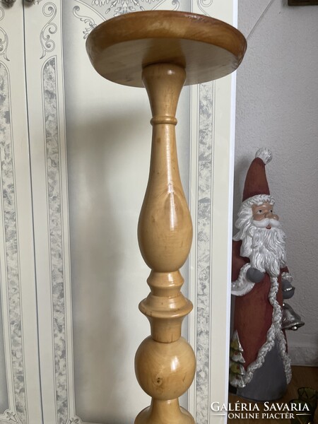 Faragott fa nagy posztamens szobor, vagy virágtartó masszív darab.