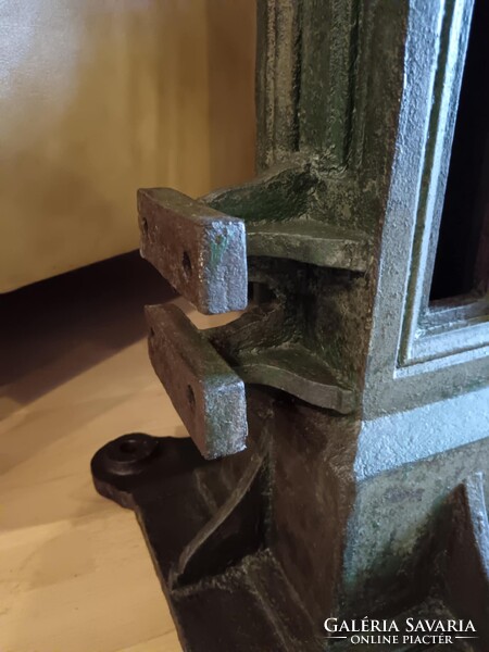 Iparis stílusú posztamens, antik vas alapzat, talán valamilyen gépláb, vagy kandeláber láb, zöldes