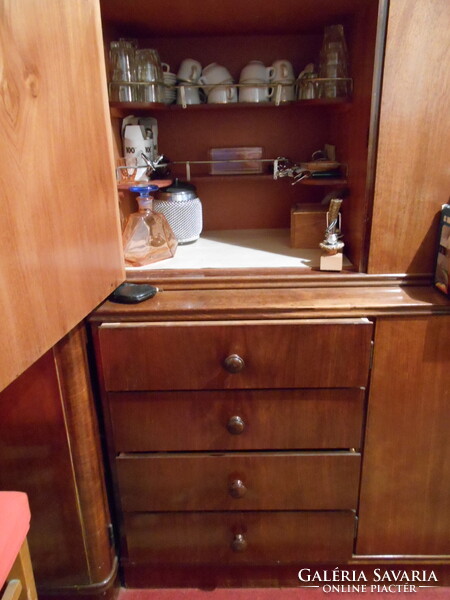 Retro Vitrines szekrény akasztós résszel